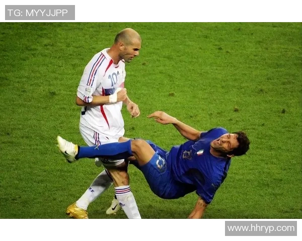 足球球星在赛场惊险瞬间被吓到反应过激的五大经典时刻