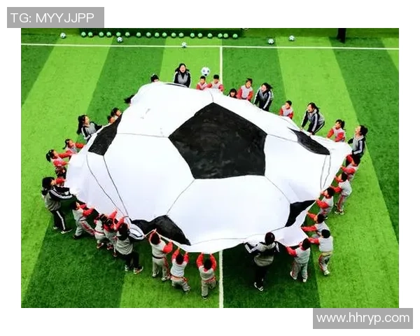 足球球星携萌娃现身社交平台萌态十足 父爱与运动激情完美融合