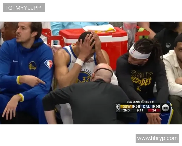 足球球星被踩脚事件引发关注 受伤球员痛苦表情瞬间成焦点